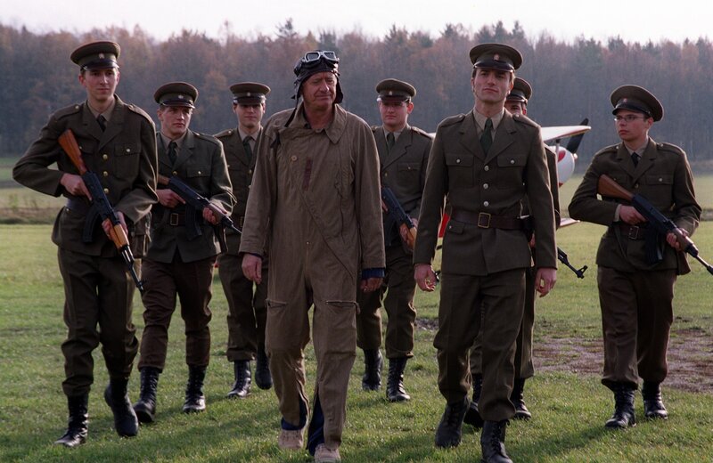 Arthur (Peter Bongartz) wird nach seiner Notlandung in Tschechien festgenommen. – Bild: ORF III