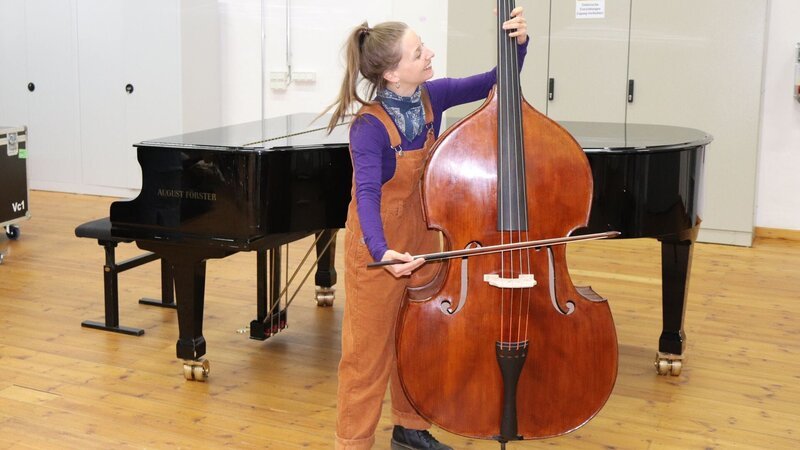 Marina darf bei der Jungen Staatsphilharmonie in Nürnberg das Kontrabassspielen ausprobieren. – Bild: ZDF /​ DR /​ Sparre Production /​ GODO Films