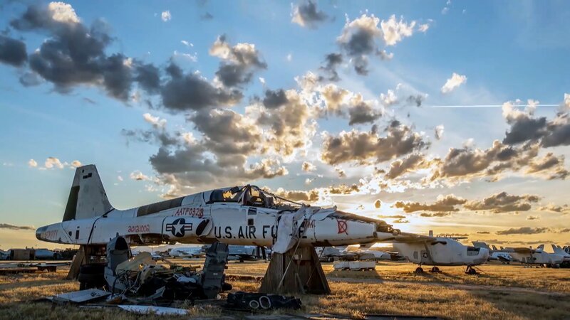 Ein ausgemustertes Flugzeug der US-Luftwaffe steht auf einem Flugzeugfriedhof, mit abgenutztem und teilweise demontiertem Rumpf. Dramatischer Himmel und warmes Licht erzeugen ein Gefühl verblasster Größe. – Bild: zdf /​ THE HISTORY CHANNEL /​ US AirForce