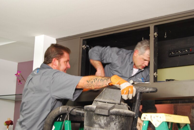 Mat and John installing the tank at Odds On Recording Studios in Las Vegas. The team has one night to successfully install the tank. – Bild: National Geographic