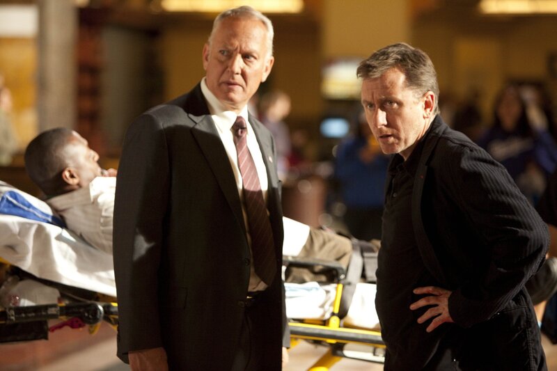 Cal (Tim Roth, r.) mischt sich erneut in die Ermittlungen ein, was besonders Einsatzleiter Bernard Dillon (Conor O’Farrel) missfällt. – Bild: Nitro