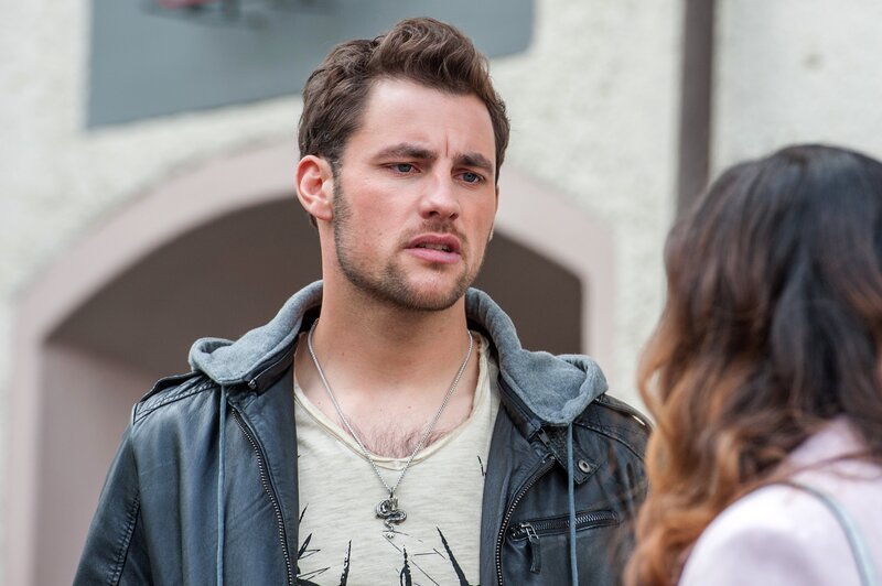 L-R: Xaver Grabner (Ferdinand Seebacher), Jenny Grabner (Cristina Maria Ablinger). – Bild: Stefanie Leo /​ ORF /​ Gebhardt Productions