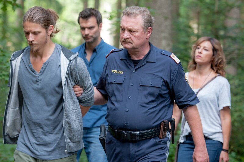 Im Bild (v.li.): Zacharias Moser (Philipp Karlsbader), Lukas Roither (Jakob Seeböck), Kroisleitner (Ferry Öllinger), Nina Pokorny (Julia Cencig). – Bild: ORF/​Gebhardt Productions/​Stefanie Leo