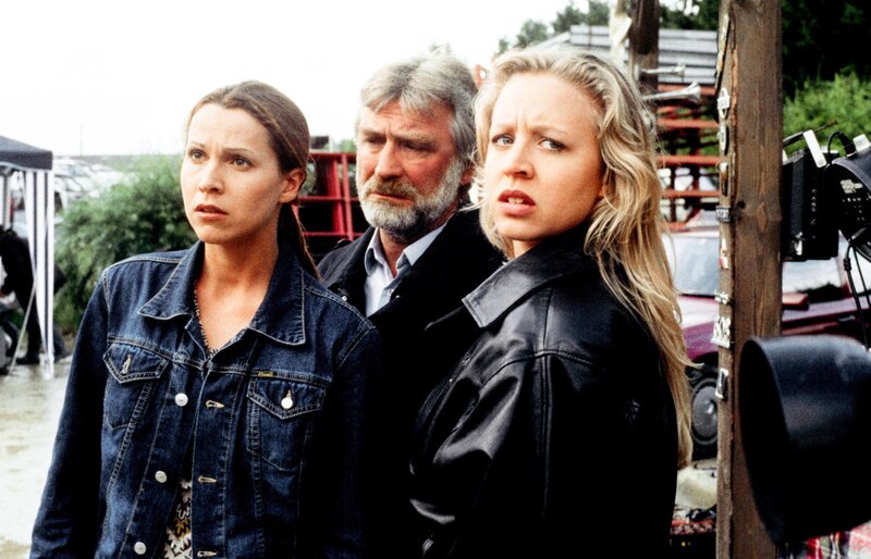 (v.li.): Doris Schretzmayer (Lisa Engel), Heinz Marecek (Rudi Aschenbrenner), Nina Proll (Caro Heinisch). – Bild: ORF/​BEO-Film