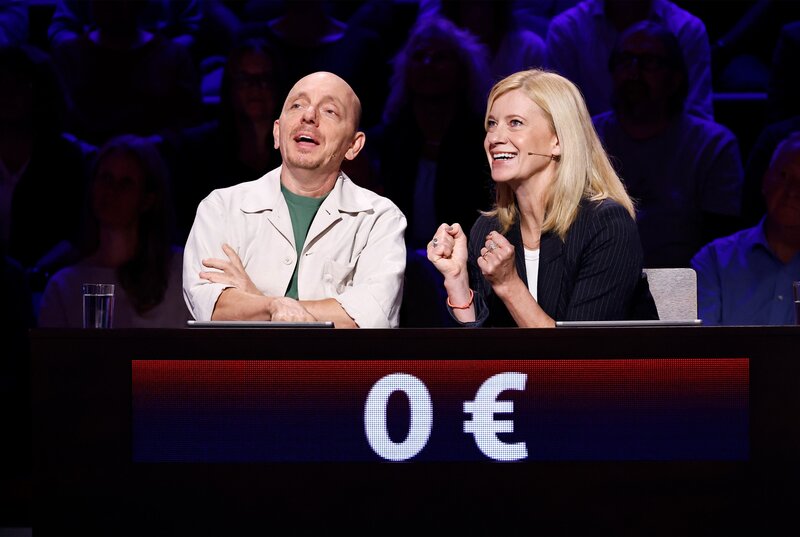 Rateteam-Kapitän Bernhard Hoëcker (l.) mit Schauspielerin Caroline Peters (r.). – Bild: ARD/​NDR/​UFA SHOW & FACTUAL/​Morris Mac Matzen