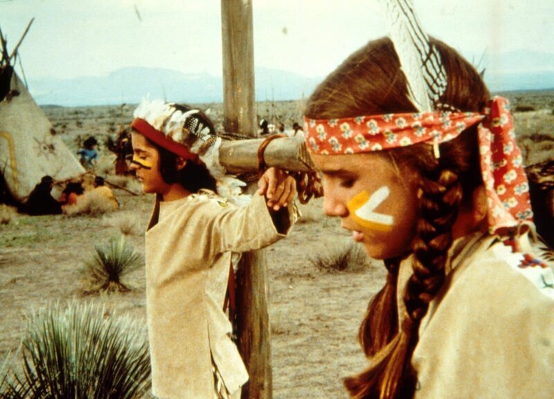 Nachdem die Indianer erkannt haben, dass Laura (Melissa Gilbert, r.) und Albert (Matthew Laborteaux, l.) nicht echt sind, werden beide an den Marterpfahl gebunden … – Bild: Sat.1 Gold