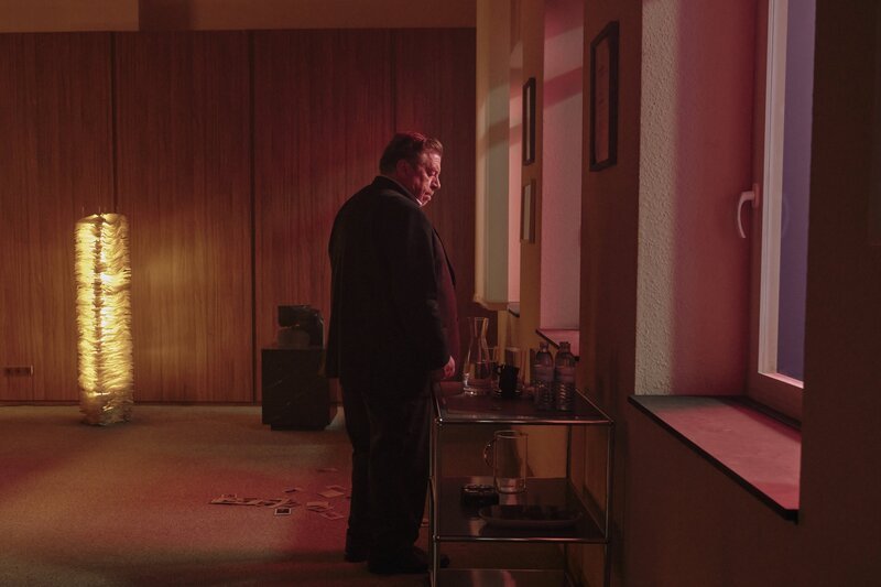 Richard Born (Armin Rohde) sieht von seinem Büro aus den nächtlichen Unfall. – Bild: ORF/​ARD Degeto/​Satel Film/​Alessio M. Schroder