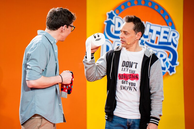 Tricky Niki und Christoph Hirschler mit der sprechenden Klopapierrolle „Angelina“. – Bild: ORF/​Tambalina Entertainment/​Alex Schwarz Photography