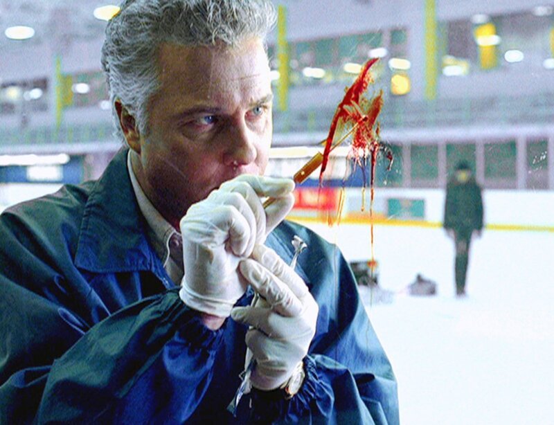 Gil (William Petersen) fällt für den harten Eishockeysport nur ein Wort ein: mörderisch! – Bild: RTL