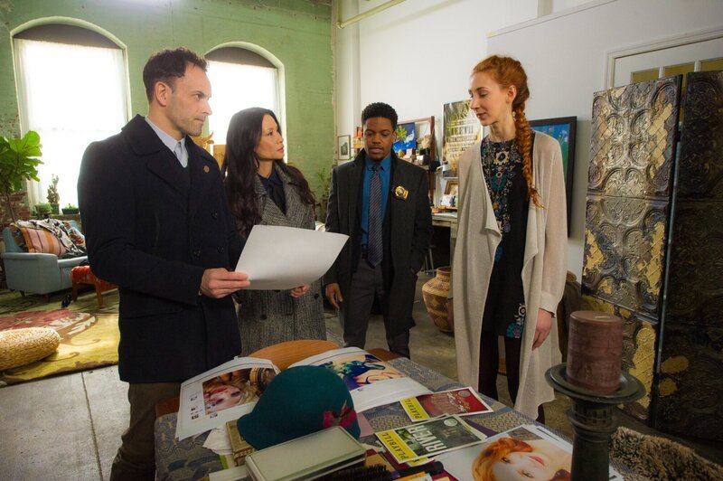 Als ein Mädchen umgebracht wird, übernehmen Holmes (Jonny Lee Miller, l.), Watson (Lucy Liu, 2.v.l.) und Detective Bell (Jon Michael Hill, 2.v.r.) den Fall. Skyden (Lauren Culpepper, r.) liefert den Ermittlern dabei einen entscheidenden Hinweis. – Bild: CBS Broadcasting Inc. All Rights Reserved. /​ Jeff Neira