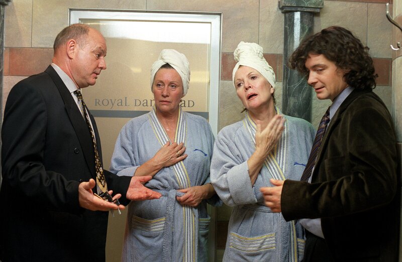 Sebastian Reidinger rettet die Damen aus der Dampfkammer (v.li.: Wolfgang Böck, Hertha Schell, Christiane Hörbiger, Fritz Karl). – Bild: ORF III