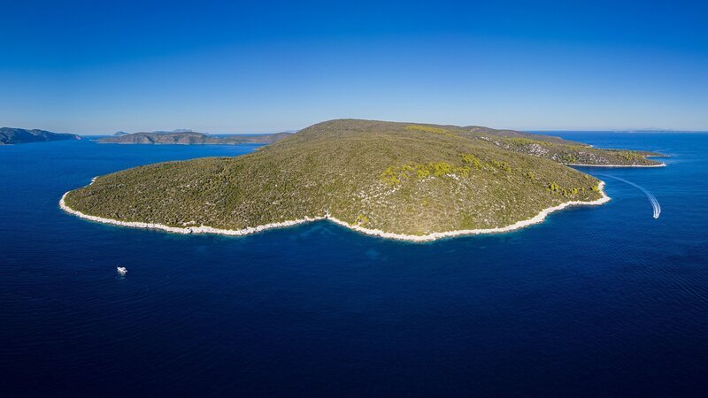 Die Insel Alonnisos hat eine archäologische Sensation zu bieten. In knapp 30 Metern Tiefe liegt ein Wrack mit unzähligen Schätzen aus dem 5. Jahrhundert vor Christus. Seit 2020 ist das gesamte Areal ein Unterwassermuseum. – Bild: ZDF und Florian Huber