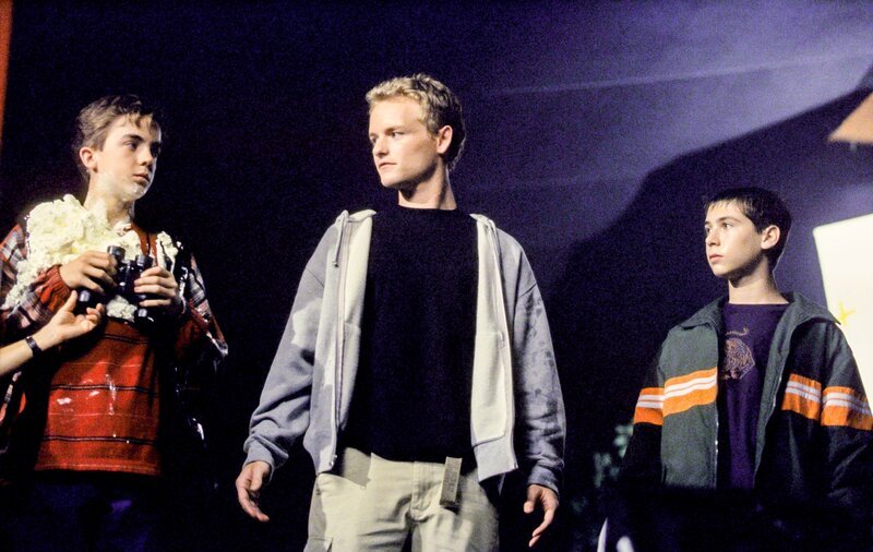 Francis (Christopher Masterson, mi.) und Reese (Justin Berfield, re.) betrachten Malcolm (Frankie Muniz), der gerade mit Tofu beschossen worden ist. – Bild: ORF/Twentieth Century Fox Film Corporation. All rights reserved. Francis (Christopher Masterson, mi.) und Reese (Justin Berfield, re.) betrachten Malcolm (Frankie Muniz), der gerade mit Tofu beschossen worden ist. – Bild: ORF/Twentieth Century Fox Film Corporation. All rights reserved.