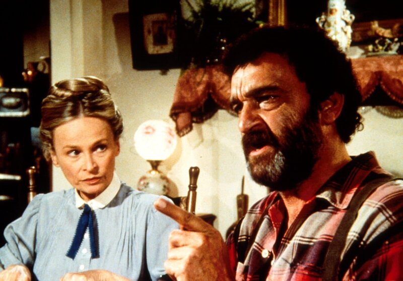 Mr. Edwards (Victor French, r.) schmiedet erstmals nach langer Krankheit Pläne für die Jagd. – Bild: Sat.1 Gold