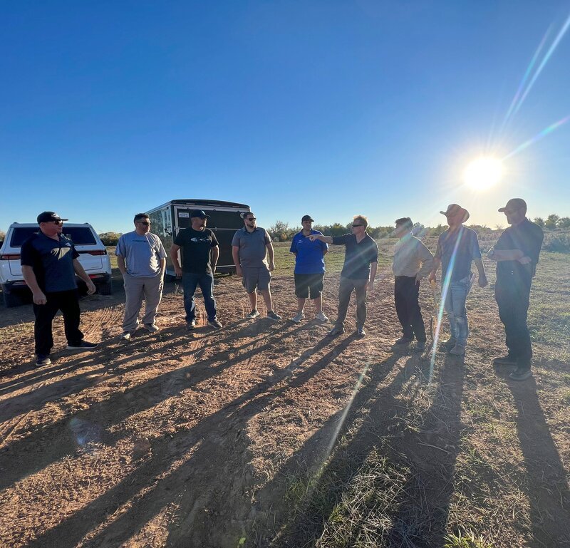 Travis Taylor (4.v.r.), Thomas Winterton (2.v.r.), Bryant ‚Dragon‘ Arnold (r.) – Bild: aeboxlinkA /​ THE HISTORY CHANNEL /​ Prometheus Entertainment