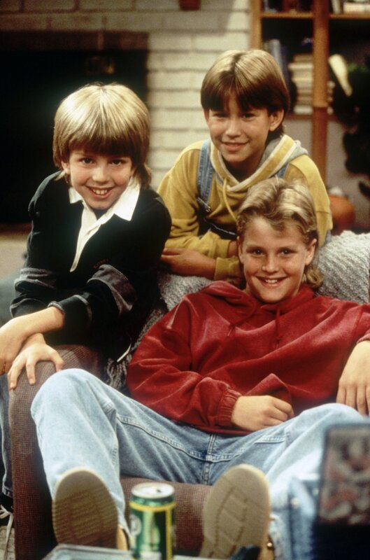 V.l.: Als Nesthäkchen hat Mark (Taran Noah Smith) ganz schön unter seinen Brüdern Randy (Jonathan Taylor Thomas) und Bradley (Zachery Ty Bryan) zu leiden. – Bild: Nitro