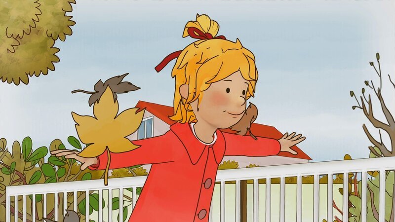 Conni spielt mit Blättern, die der Herbstwind durch die Luft wirbelt. – Bild: ZDF/​Henning Windelband/​Youngfilms GmbH