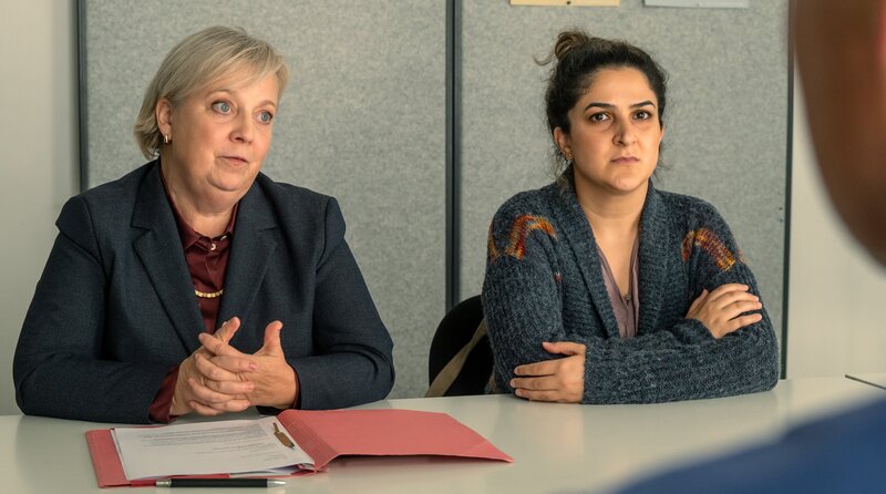 Dr. Talia Jahnka (Gabriela Maria Schmeide, li.) vertritt Erzieherin Amira Asadi (Rana Farahani, re.) in einem Rechtsstreit um einen ärztlichen Behandlungsfehler. – Bild: ARD Degeto Film/​Britta Krehl