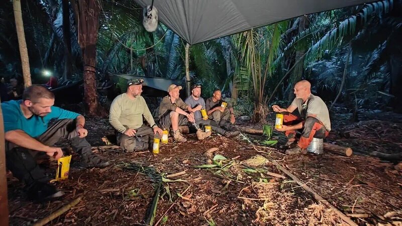 L-R: Christian, Efdal, Jethro, Ben, Jeff, Ed Stafford – Bild: Warner Bros. Discovery