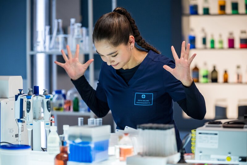 Bei Sofia Galura (Olivia Papoli-Barawati) läuft der heutige Morgen im JTK schief: Sie wird von Dr. Moreau vorgeführt und muss als Konsequenz Laborarbeit erledigen; sie sorgt für Chaos im Labor. – Bild: ARD/​Michael Kremer