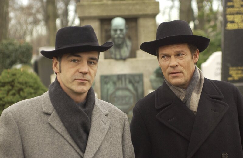 Die beiden Geheimagenten (Christian Tramitz, l. und Christian Clerici, r.) sind mit ihrem chaotischen Codewort total überfordert. – Bild: ProSieben Fun