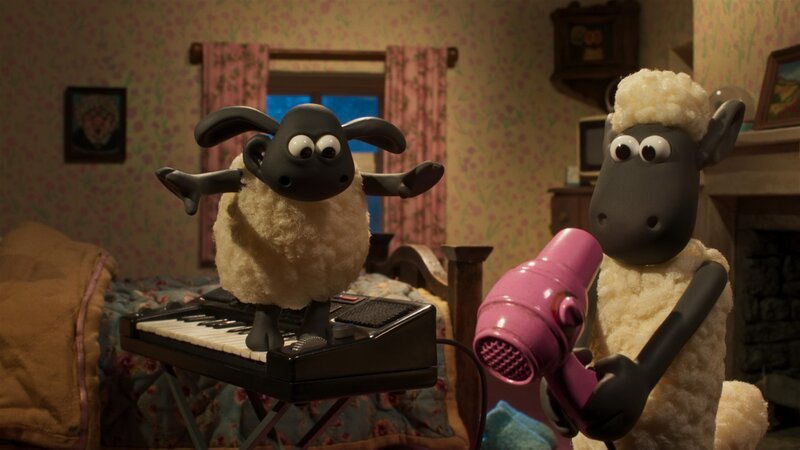 Als Bitzer und der Farmer unterwegs sind, erkunden die Schafe das Haus. – Bild: WDR/​Aardman Animation Ltd.