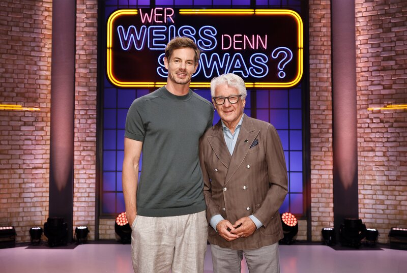 Die Kandidaten dieser Sendung: Sportjournalist und TV-Moderator Alexander Schlüter (l.) und Sportjournalist und -kommentator Marcel Reif (r.). – Bild: ARD/​NDR/​UFA SHOW & FACTUAL/​Morris Mac Matzen