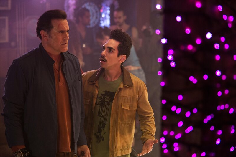 Ashley „Ash“ J. Williams (Bruce Campbell, l.); Pablo Simon Bolivar (Ray Santiago, r.) – Bild: Starz Entertainment, LLC /​ Matt Klitscher