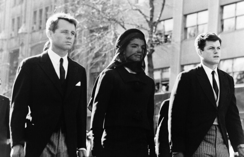 Robert Kennedy und Edward Kennedy gehen mit ihrer Schwägerin, der ehemaligen First Lady Jacqueline Kennedy, während der Beerdigung von Präsident John F. Kennedy in Washington, D.C. – Bild: Courtesy of Disney+
