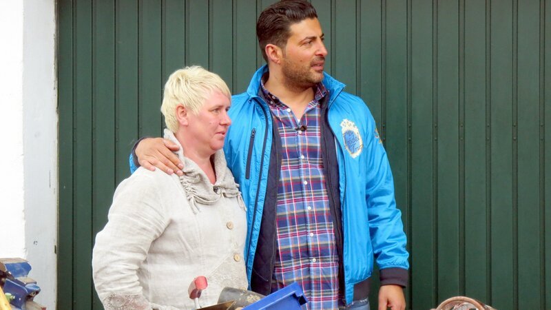 Trödelprofi Sükrü Pehlivan unterstützt Ramona. – Bild: RTL 2