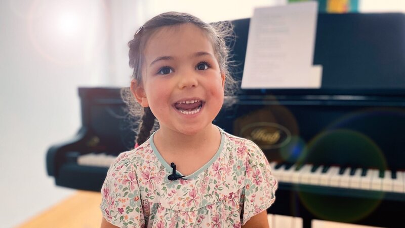 Felia spielt gern Theater. Damit sie von allen gut verstanden ist, möchte sie das SCH besser aussprechen können. Dafür besucht sie Logopädin Hannah. – Bild: rbb/​Iris Stark