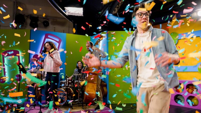 Christoph Hirschler und die „Drunter & Drüber Band“ feiern das Finale mit Konfetti. – Bild: Tambalina Entertainment /​ ORF