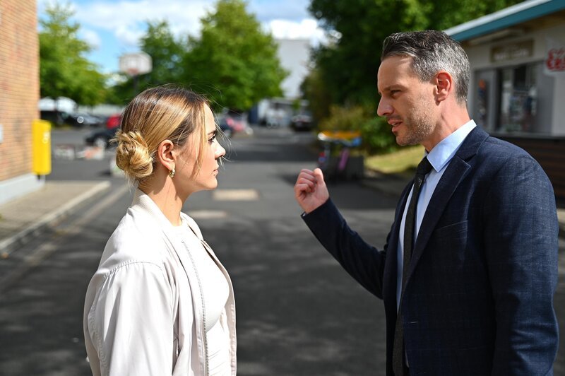 Als Kilian (Marc Dumitru) ein vertrauliches Gespräch von Maximilian und Valea (Antonia Kolano) mitbekommt, wird ihm etwas klar. – Bild: RTL /​ Julia Feldhagen /​ Spiel, Satz und Sieg Kilian