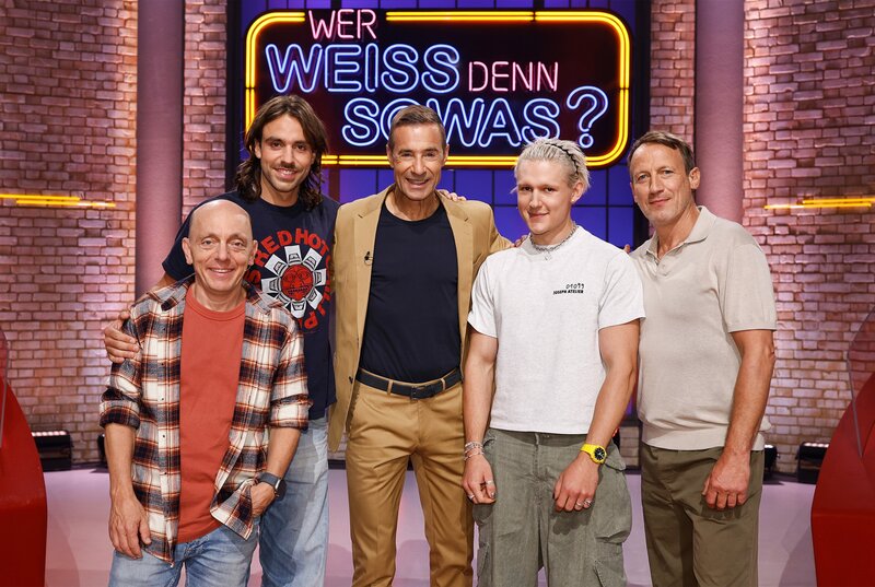 Moderator Kai Pflaume (M.) und seine Rateteam-Kapitäne Bernhard Hoëcker (l.) und Wotan Wilke Möhring (r.) begrüßen in dieser Sendung den Musiker Zacharias Jarsumbeck (2.v.l.) und den Musiker Paul Georg Sonntag (2.v.r.), beide sind Mitglieder der Rapcrew 01099 aus Dresden. – Bild: ARD/​NDR/​UFA SHOW & FACTUAL/​Morris Mac Matzen