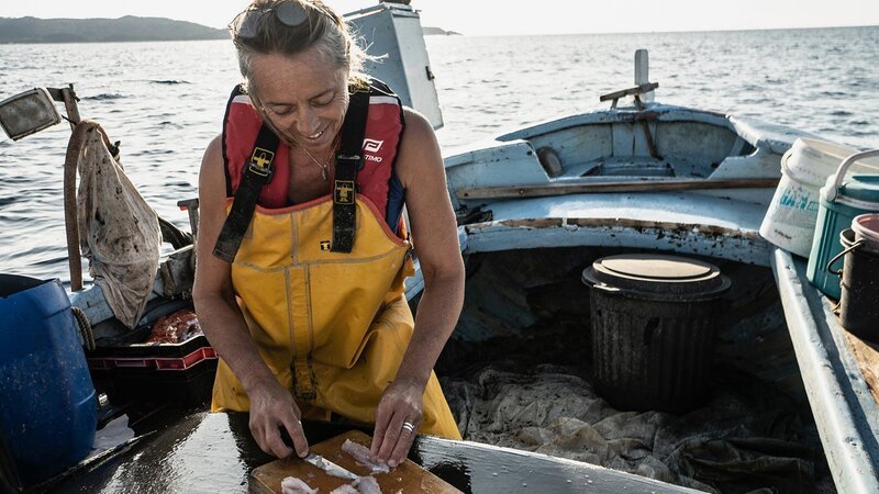 Zu Tisch Côte d’Azur – Frankreich: Angélique Colfort bereitet ein Fischcarpaccio zu. – Bild: SRF/​Berlin Producers Media/​Paul Pflueger