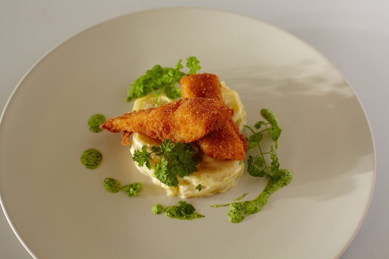 Fischstäbchen mit Kartoffelsalat und Kräutercreme. – Bild: ORF 1