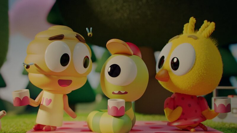 Während Flora (links) und Karla (rechts) weiterhin im siebten Himmel schweben, hat Glitsch (Mitte) keine Lust mehr auf die Turtelei. Er möchte lieber Piraten spielen. – Bild: ZDF/​DR, Sparre Production, GODO Films