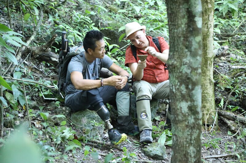 National Geographic Explorer Dr Albert Lin with Guatemalan archaeologist Dr Edwin Román Ramírez (University of Texas at Austin) inspecting some ancient pottery at a newly discovered building in the ancient Maya city of El Palmar. – Bild: National Geographic /​ Ali May