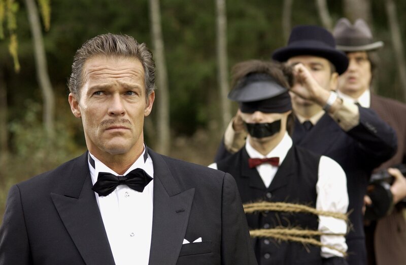 Wie nun Rotkäppchen in den Wald kommt, begegnet ihm der Wolf (Christian Tramitz, l.). Rotkäppchen aber ahnt nicht, was das für ein böses Tier ist, und fürchtet sich nicht vor ihm … – Bild: ProSieben Fun