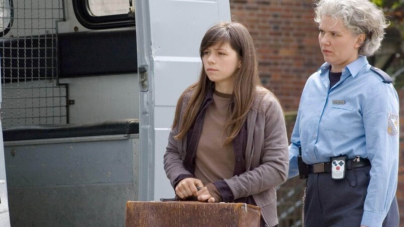 Noch ein Neuzugang in Reutlitz: Ruth Colditz (Natascha Hockwin, li.) wird von Schnoor (Uta Prelle) in Empfang genommen. – Bild: TVNOW /​ Stefan Erhard