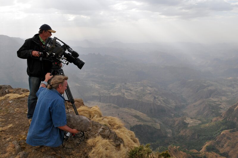 Peter Kasperak (Kamera) und Hermann Winklhofer bei Dreharbeiten auf den Simien Mountains, Äthiopien. – Bild: ORF III