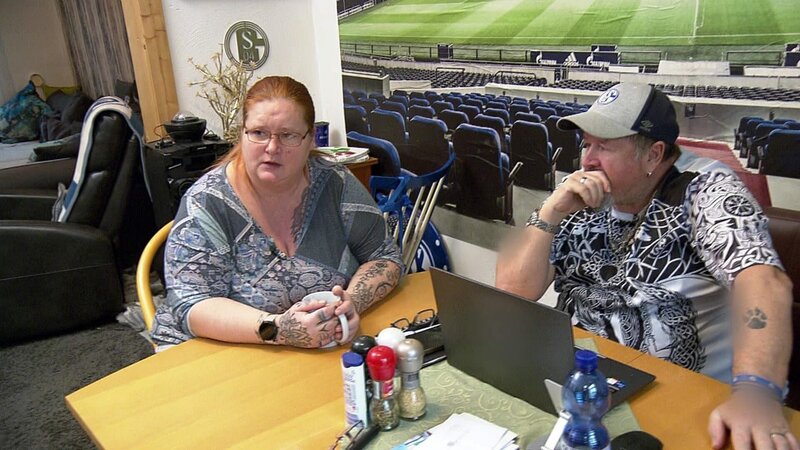 Für Tanja und ihren Ehemann Willy geht es endlich wieder bergauf. Nach ihrem Klinikaufenthalt ist die 47-Jährige wieder zu Hause und genießt die Zeit mit ihrem Partner. – Bild: RTLZWEI