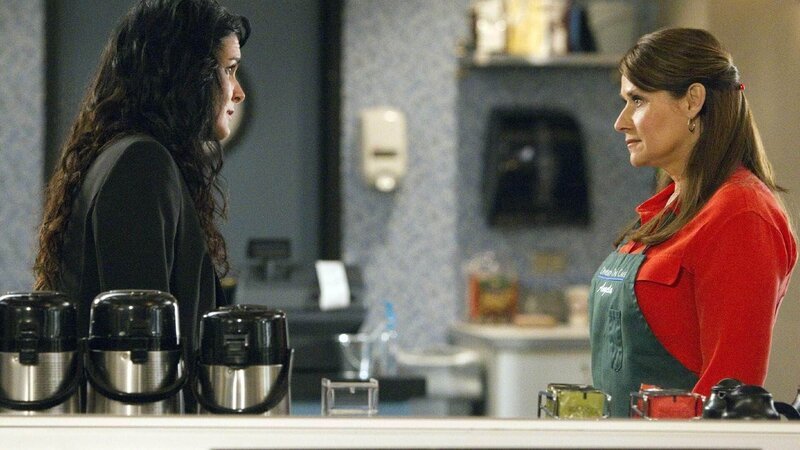 Det. Jane Rizzoli (Angie Harmon, l.) lässt sich von ihrer Mutter Angela Rizzoli (Lorraine Bracco) trösten. Doch viel Zeit, um sich um ihren Liebeskummer zu kümmern, hat Jane nicht. Der nächste Fall ruft. – Bild: TVNOW /​ Warner Bros. International Distribution