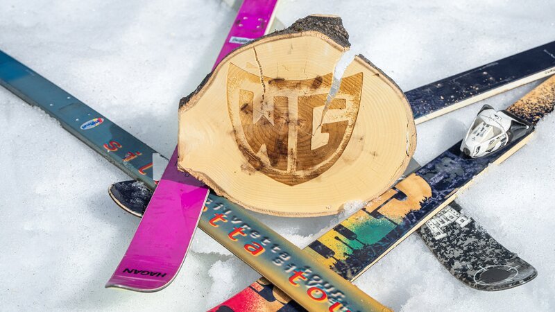 Es geht los! Die neue Jungs-WG hofft auf Schnee und Abenteuer im Urlaub ohne Eltern. – Bild: ZDF/​Eva Beer