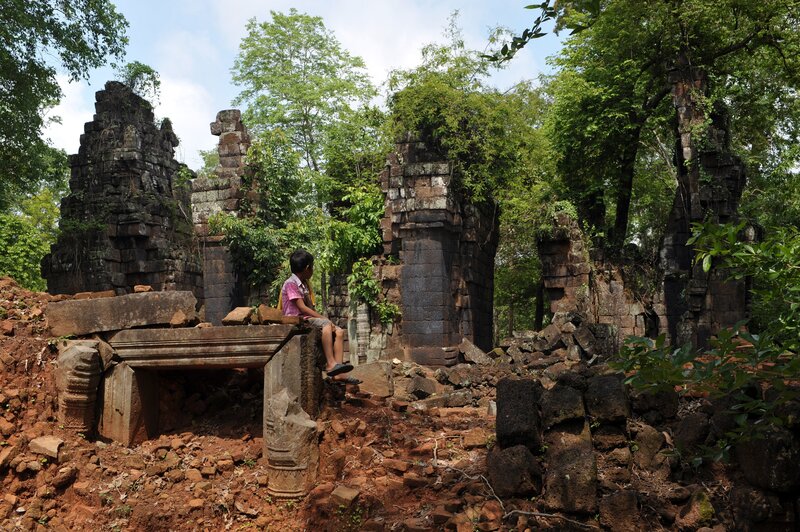 Ein kambodschanischer Junge blickt auf den Tempel Prasat Chen im Tempelgebiet Koh Ker in der Provinz Preah Vihear. – Bild: TANG CHHIN SOTHY /​ AFP via Getty Images