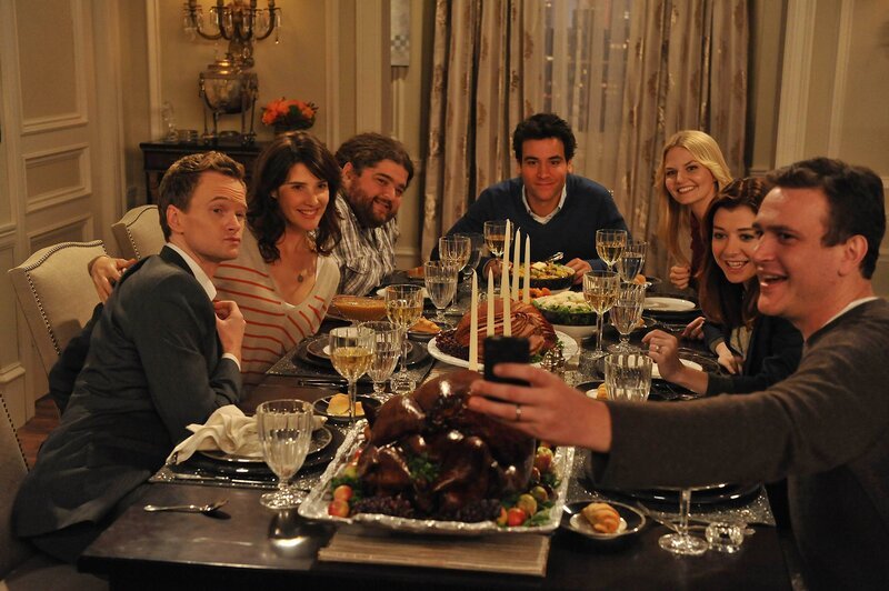 Blitzgiving: (v.l.n.r.) Barney (Neil Patrick Harris), Robin (Cobie Smulders), Blitz (Jorge Garcia), Ted (Josh Radnor), Zoey (Jennifer Morrison), Lily (Alyson Hannigan) und Marshall (Jason Segel) … – Bild: 20th Century Fox International Television