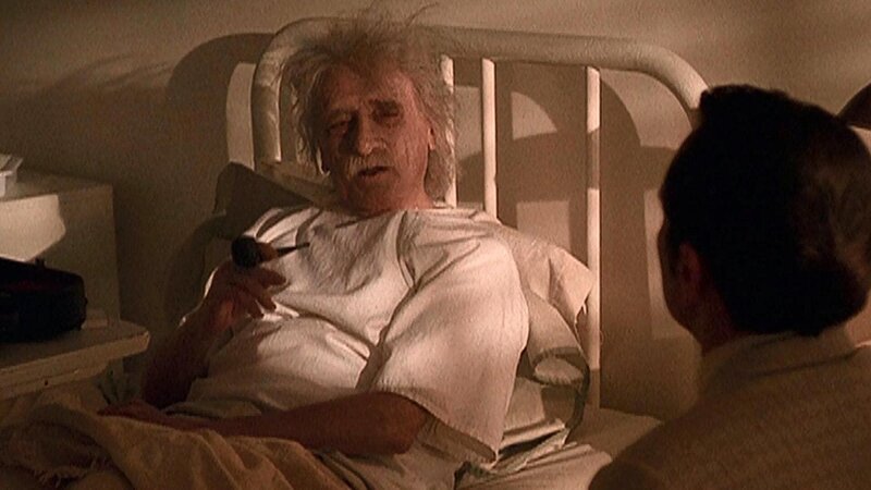 Andrew (John Dye, r.) sitzt am Krankenbett von Albert Einstein (Harold Gould). – Bild: Bibel TV