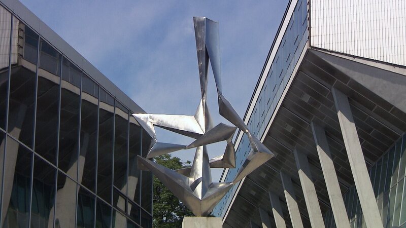 Skulptur „Die Bewegung“ von Wander Bertoni bei der Wiener Stadthalle. – Bild: ORF Skulptur „Die Bewegung“ von Wander Bertoni bei der Wiener Stadthalle. – Bild: ORF