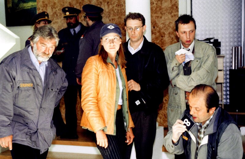 Szene aus „Die Neue – Eine Frau mit Kaliber“; v.li.: Heinz Marecek, Doris Schretzmayer, Thomas Enzinger, Rainer Egger, Klaus Ortner. – Bild: ORF/​BEO-Film