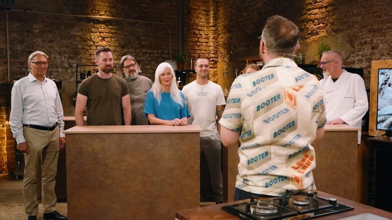 Jury v.l.n.r.: Stefan Blum, Jörg Schmid, Karl de Smedt, Christina Bauer, Jo Semola, Julia Komp (verdeckt), Jochen Gaues – Bild: RTL /​ Das perfekte Brot